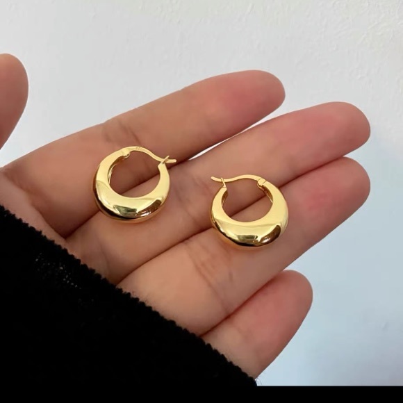 Gold Hoop Earrings -  sterling silver vermeil round earrings - Picture 4 of 8